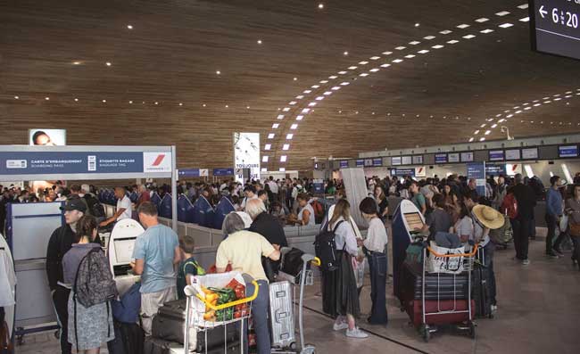 Tifosi Napoli bloccati a Lisbona: voli cancellati, in tanti non possono tornare