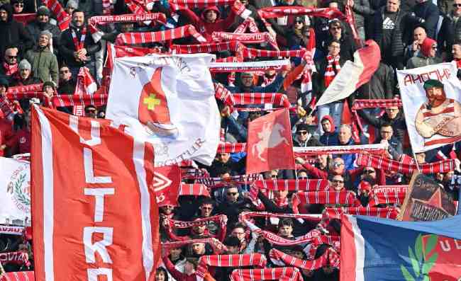 Da Ancona uno striscione per i tifosi napoletani. Lezione agli olandesi (FOTO)