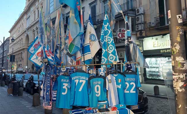 Bar italiani a Manchester espongono maglie del Napoli: tutti a tifare per gli azzurri