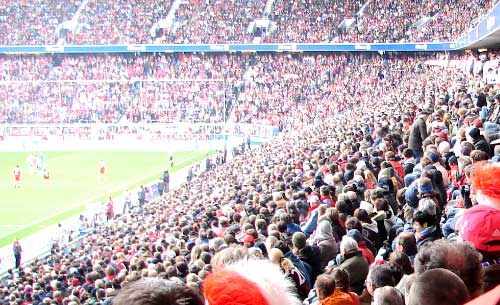 FOTO - Altro che VAR, in campo arriva il... cellulare. E' successo durante Bayern-Lipsia
