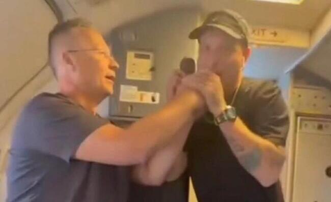 Belli in aereo intona l'inno della Juventus, interviene il napoletano Clementino