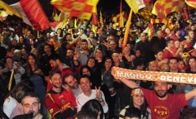FOTO - Morte Astori, striscione dei tifosi del Benevento all'esterno dello stadio Vigorito