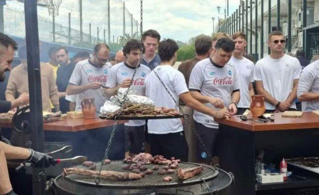 Braciata del Napoli per salutare Conte. Carne, musica e applausi per il mister