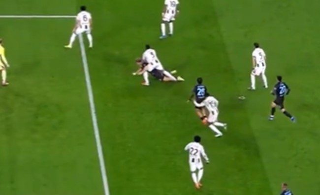 Bremer placca Hojlund: clamoroso rigore negato al Napoli. Ma il Var?!