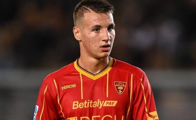 Lecce, Camarda in lacrime in panchina: è disperato per il rigore parato da Milinkovic