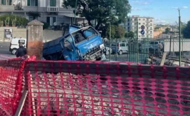 Napoli, camion impazzito distrugge 10 auto: Boato fortissimo, tragedia sfiorata