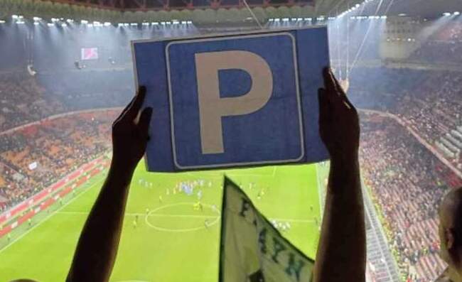 Il cartello di un tifoso del Napoli ha umiliato gli ultras del Milan