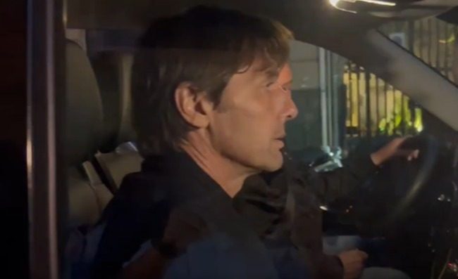 Conte bloccato nel traffico di Mergellina, un tifoso gli fa un'offerta particolare