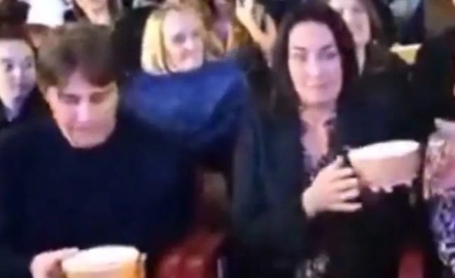 Conte è già napoletano, mangia la pasta e patate di Nennella al Peppy Night (VIDEO)