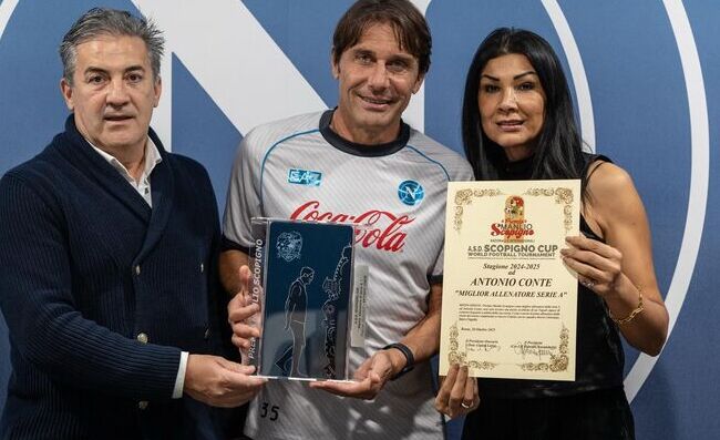 Conte premiato a Castel Volturno. Premiati anche De Laurentiis e McTominay