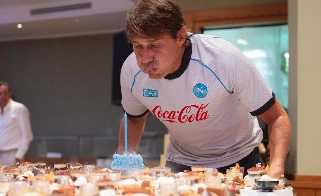 Festa di compleanno per Conte. Il mister applaudito dai giocatori