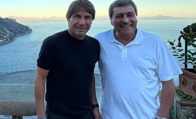 Conte a Villa Rufolo, il mister impressionato dai fregi e maioliche del chiostro
