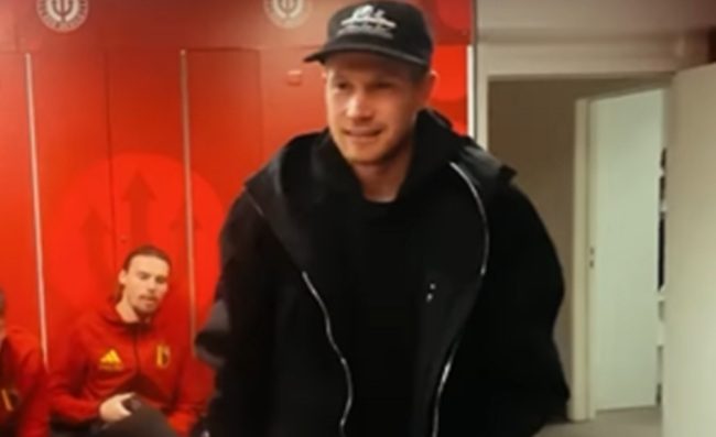 De Bruyne con le stampelle nello spogliatoio del Belgio. Kevin è sorridente e tranquillo