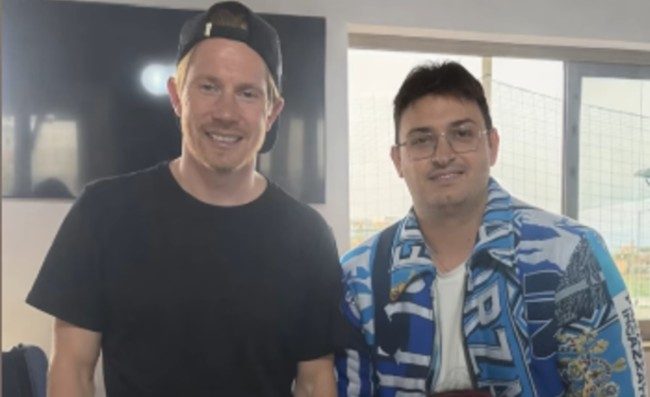 Sorpresa per De Bruyne, un regalo artistico per il talento del Napoli