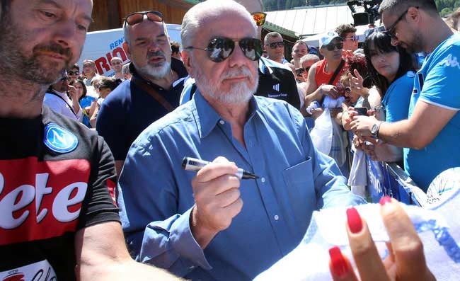 De Laurentiis firma autografi ai tifosi. Arrivato il bonifico per Kim?: la reazione del patron