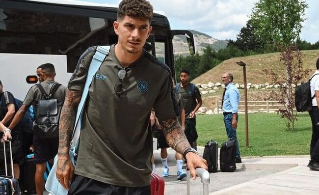 L'arrivo del Napoli in Abruzzo. Kvara serioso, Cheddira sorride (VIDEO)