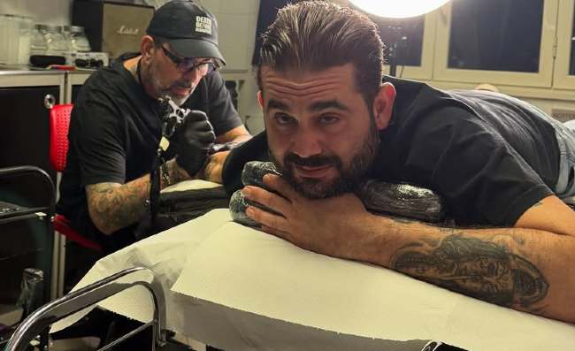 Edo De Laurentiis si sottopone a un nuovo tatuaggio: la dedica è emozionante