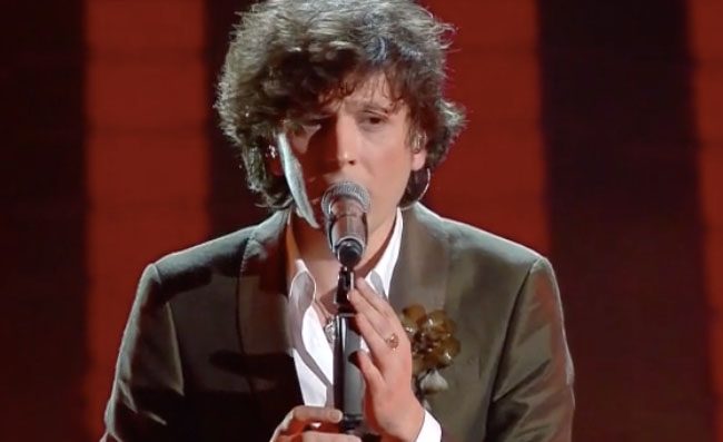 Il Napoli segna, Ermal Meta ferma il concerto al Bellini e fa partire 'O surdato nnammurato