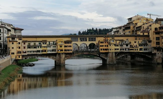 Non parlare napoletano, donna aggredita a Firenze: Pugno in faccia e naso rotto