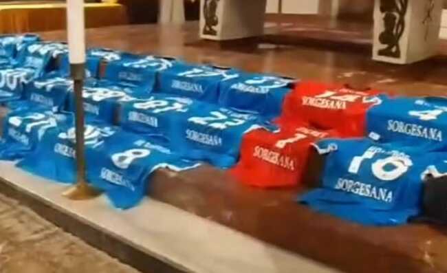 Napoli in lutto per Daniele, la bara del piccolo tifoso a Castel Volturno per pregare