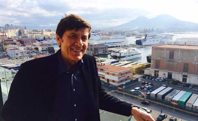 Striscione-sfottò per Morandi: Ti dedichiamo una canzone...