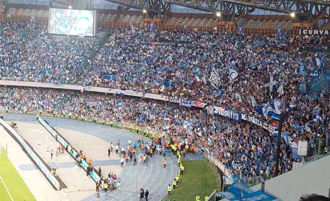 Kim scatenato: urla, balla e canta: Campioni, campioni!