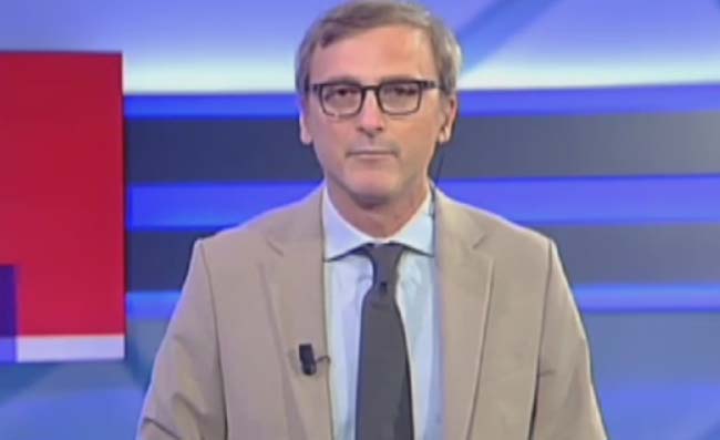 Panico nello studio del TGR Campania: C'è un terremoto in corso, stiamo calmi! (VIDEO)