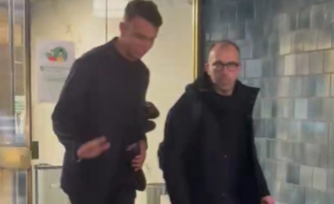 Giovane, visite mediche terminate. I tifosi lo acclamano: Forza Napoli!