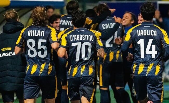 Eziolino Capuano, impresa clamorosa con il Giugliano. Festa negli spogliatoi