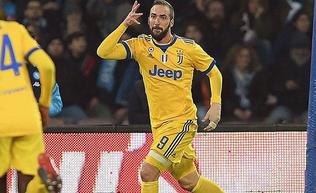 La Juve festeggia negli spogliatoi, Higuain scatenato con la mano fasciata. Urlo di Barzagli