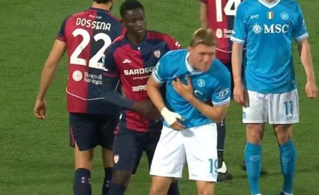 Yerry Mina antisportivo, strizza il capezzolo di Hojlund: anche Osimhen ne fu vittima