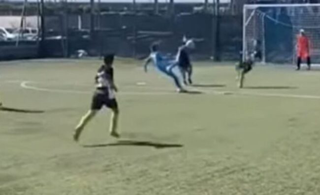 Lucas Cavani, super gol con la maglia del Napoli: il figlio del Matador stupisce in Under 11 (VIDEO)