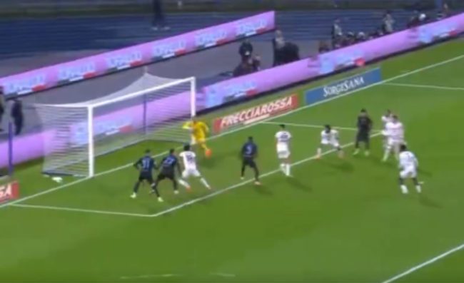 Gioia per il vantaggio del Napoli, i tifosi scherzano: È accaduto 'o miracolo