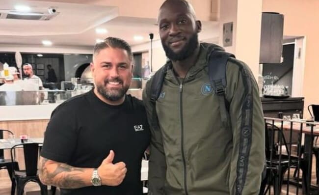 Lukaku in pizzeria dopo il rientro a Napoli. Big Rom è già napoletano
