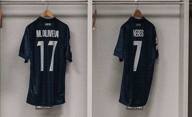 Il Napoli svela le maglie che verranno indossate col City. Confermata la nostra esclusiva