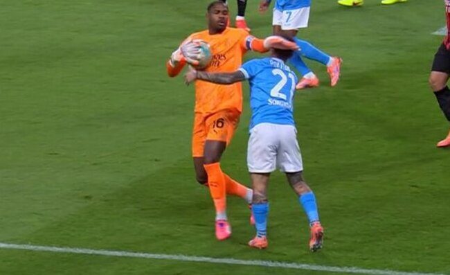 Moviola Napoli-Milan: Maignan da espellere. Manca giallo su Rabiot