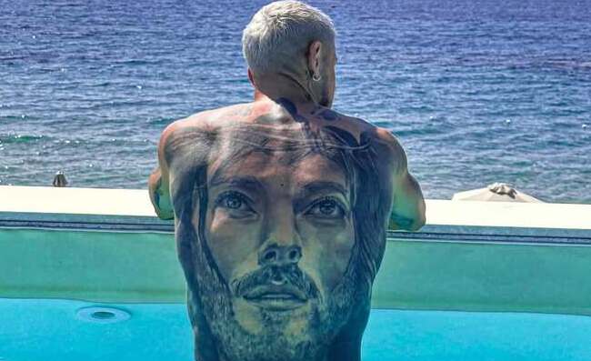 Mazzocchi si gode le vacanze, spunta il tatuaggio di Gesù su tutta la schiena e il messaggio