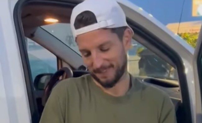 Mertens a Napoli, gustosa sorpresa per il belga: Come si apre? Mamma mia...!