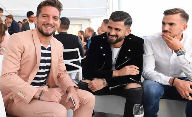 Tifoso gli fa firmare la maglia di Hysaj, Mertens scatenato: Ma non stai bene? (VIDEO)