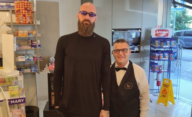 Milinkovic-Savic, caffè in un bar di Posillipo. Momento di relax per il serbo