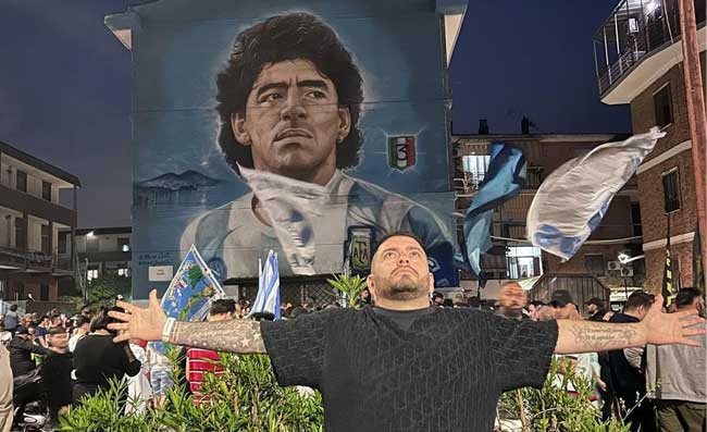Inaugurato murales Maradona al Rione Traiano. Diego Junior si commuove