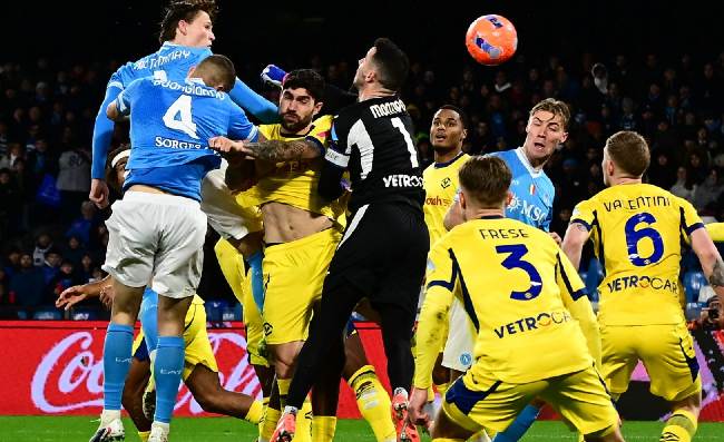 Senza parole, arbitraggio pessimo in Napoli-Verona. C'è fallo su Buongiorno