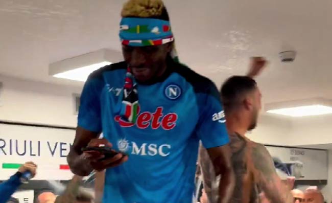 PRIMA PAGINA CORRIERE - Napoli canta e Osi segna: festa tricolore