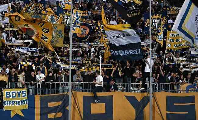 Rissa a Parma per lo Scudetto del Napoli: cinghiate, insulti e lanci di bottiglie