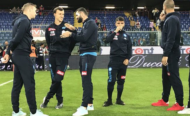 Oh, ma che fai?, simpatico siparietto a Genova. Hysaj fa cadere il caffè ad Insigne