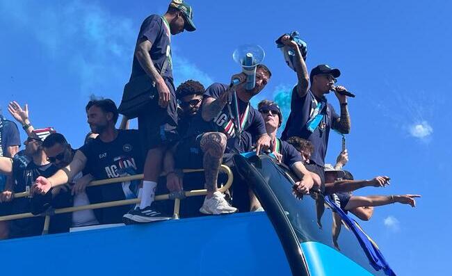 La festa del Napoli ha suscitato ammirazione e tanta cattiveria: alcuni commenti sono orrendi