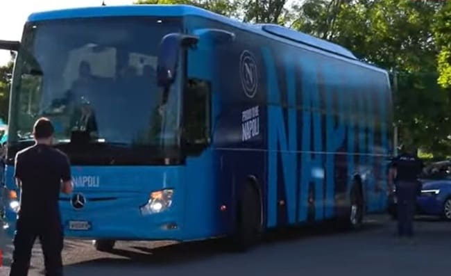 Pullman del Napoli lascia l'albergo. I tifosi: Devi vincere!. Entusiasmo a Parma