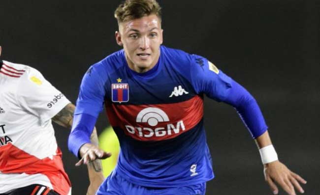 Sassi dei tifosi del Tigre contro il pullman, ma è quello dove viaggia Retegui