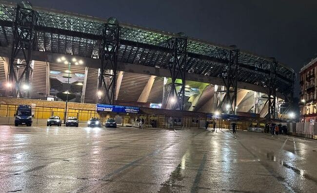 Maradona spettrale, non c'è nessuno fuori lo stadio. Fuorigrotta allagata