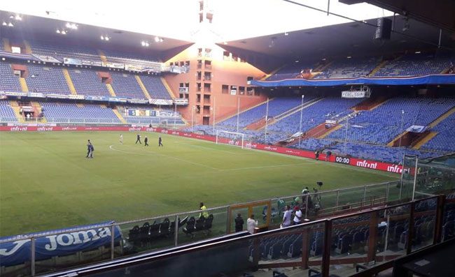 Follia a Genova, squadra ostaggio dei tifosi: la gara riprende dopo 40 minuti